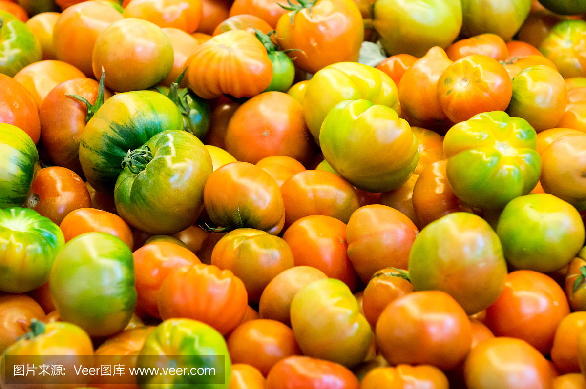 市场上的新鲜西红柿