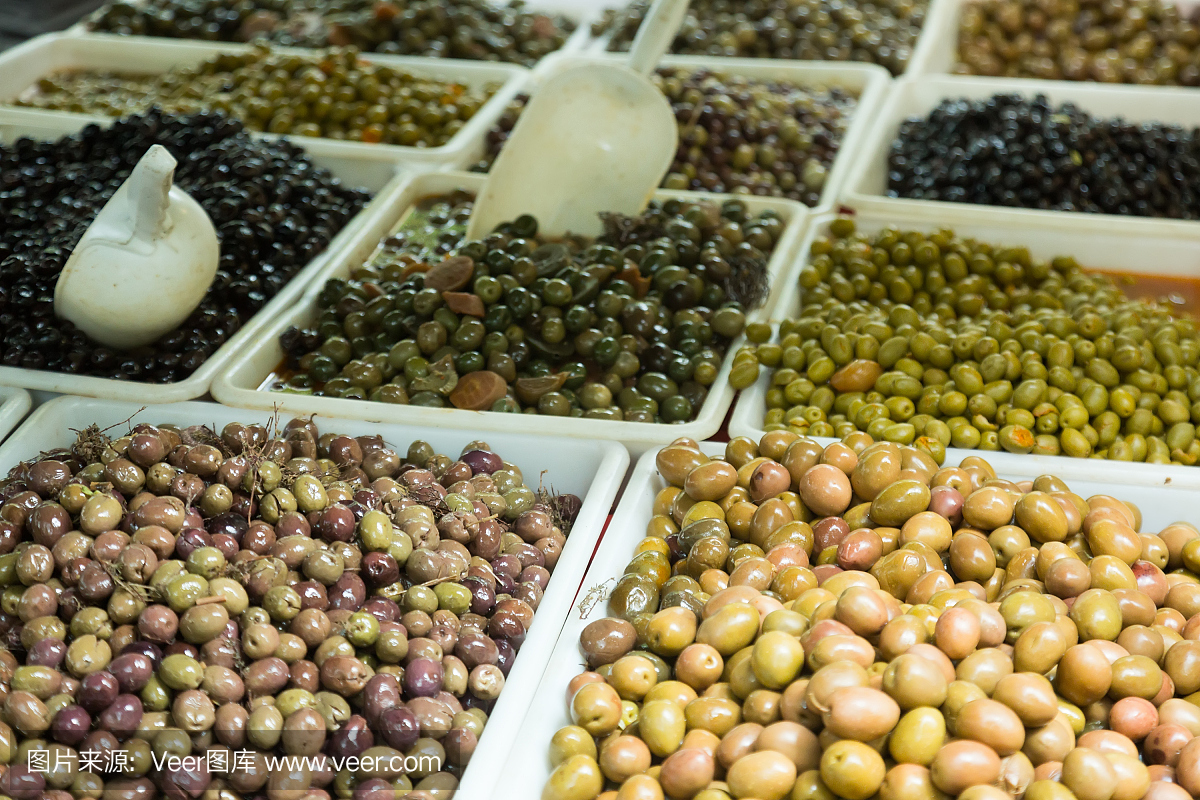 市场柜台上有腌橄榄